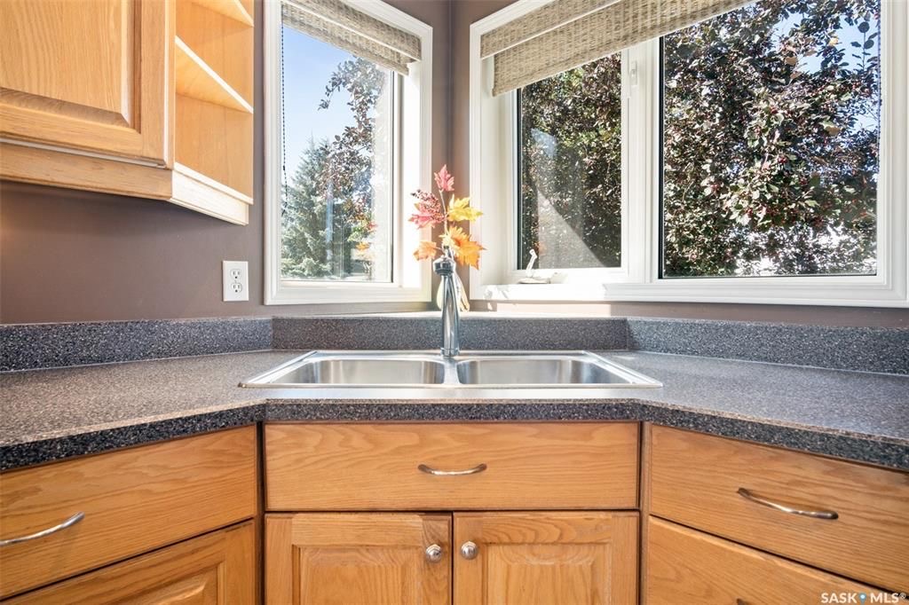 Erindale小区核心地段4房3卫1979尺独立屋出售。步行百米至两所小学Dr. John G. Egnatoff & Father Robinson), 两所高中 St Joseph & Centennial Collegiate, 购物及公园。房屋保养好，开放设计，采光通透 - 12