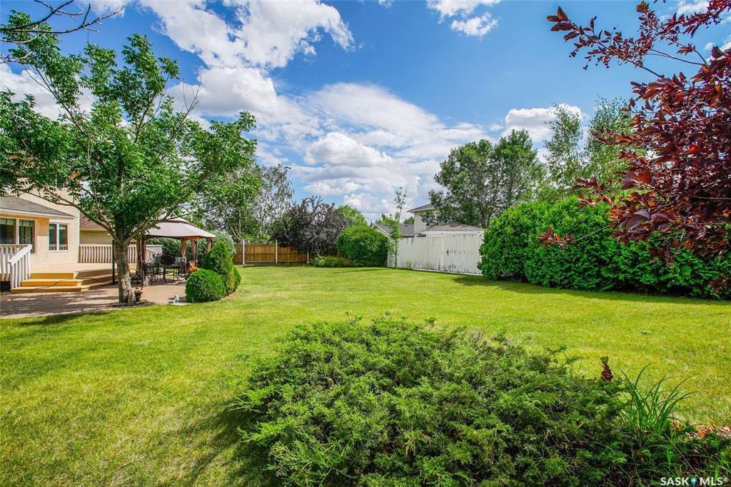 Arbor Creek小区 稀缺过1万尺地块two storey独立屋出售。扇形超大尺寸私密后院。 5房4卫，一楼挑高顶，明亮大窗，双客厅双餐厅，新地板，厨房新理石台面，新不锈钢家电，二楼三个大房间主卧含独立洗手间。地下室完全装好有大家庭厅外加额外两房和一洗手间。新锅炉，新热水器 - 5