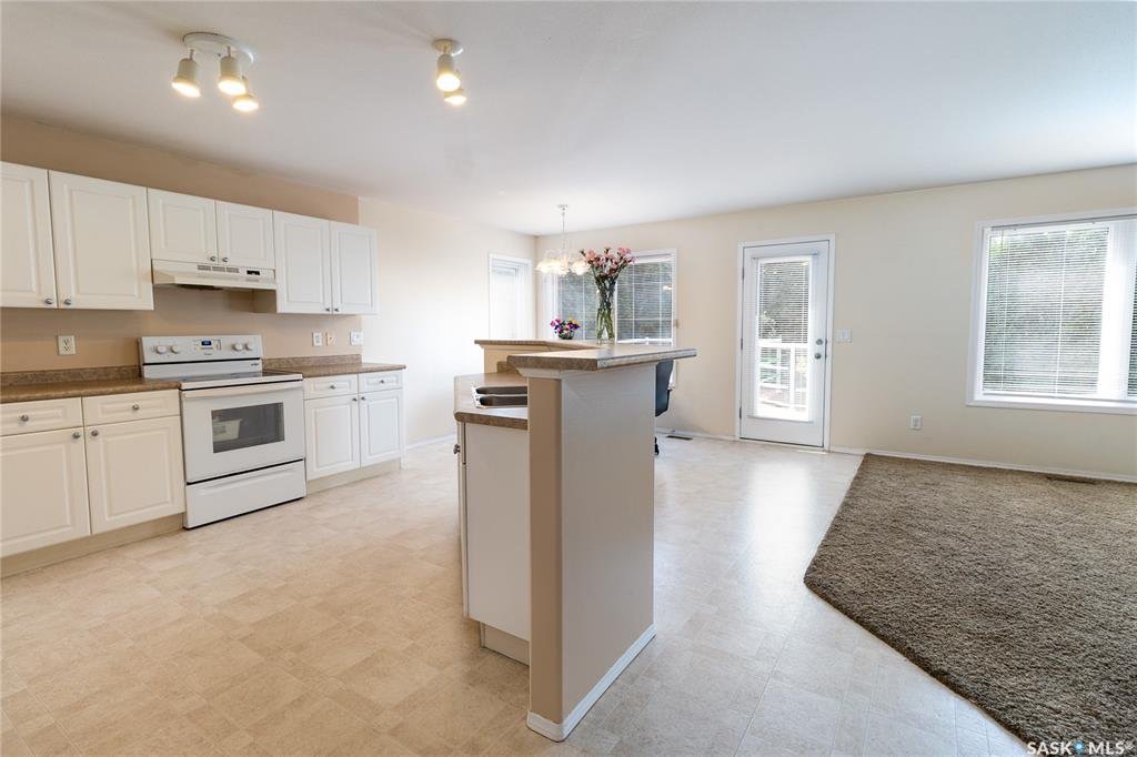 Arbor Ceek小区2001年建 1677尺 3房4卫独立屋出售，近公园，附近购物，高中。一楼开放式厨房餐厅客厅；二楼3房两卫，主卧带洗手间，地下室装修有一大厅一卫；双车库，设备：新风系统。 新换瓦片。挂牌价格：$459900。详情联系Royal LePage地产经纪Gary - 5