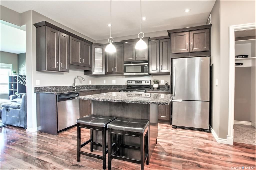 Willowgrove小区2012年建1320尺3房3卫联排别墅出售。房屋年代新，步行百米至两所小学和公园，近百年高中，近购物中心。一楼朝阳自然光充足，客厅宽敞明亮。9英尺挑高，高级复合板地板，全花岗岩台面，枫木橱柜，不锈钢厨房设备。二楼2个超大卧室均带独立洗手间和步入式衣柜。地 - 9