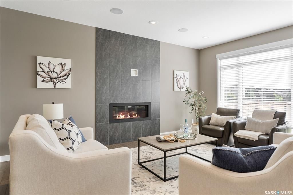 Evergreen2167尺独立屋出售，高档装修，大地块私密大院子（背后不靠邻居）。一楼带独立书房，9尺层高，实木地板，吸顶音响，厨房大理石台面，升级橱柜，高档不锈钢家电。客厅带壁炉造型墙。二楼3个大卧室带一个超大多功能厅，主卧洗手间干湿分离，地暖加热。双车库带保温。另有宽大前露 - 12