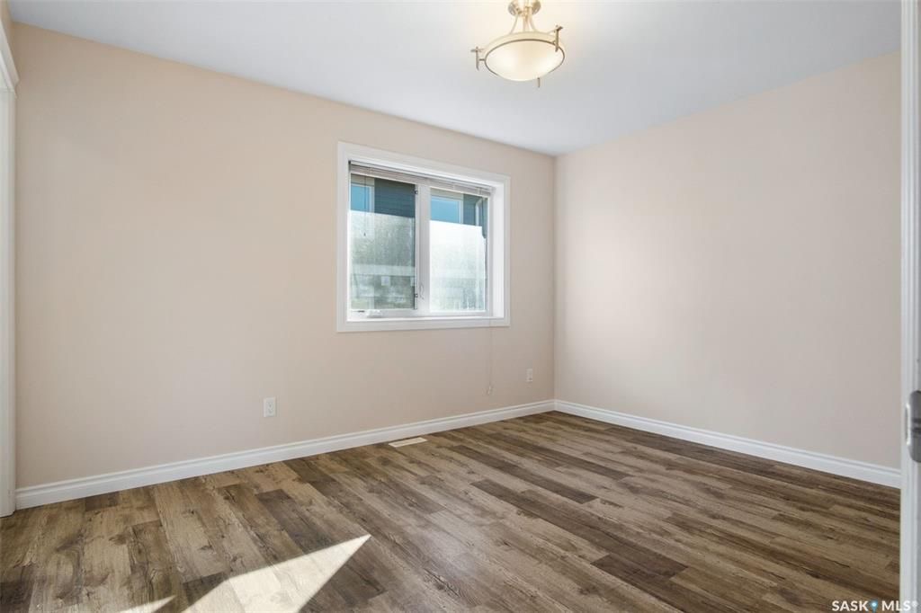 Stonebridge小区4房4卫翻新升级联排出售。近1500尺超大面积，步行至周围小学，公园，购物。大厅12尺挑高，全屋大部分全新换合成板地板，全屋全新刷漆，厨房枫木橱柜大理石台面，楼上3个大卧室，主卧带步入式衣柜和独立洗手间，半地下室完全装修好一房间/活动厅，大窗户外加洗手间 - 15