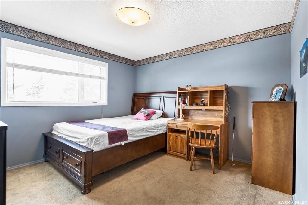 West College Park小区1797尺独立屋出售。位置位于小区核心安静街道，可步行到达双语小学，高中，8街购物等。5 房4卫3个大厅，地下室完全装修，主卧带独立洗手间，连房子双车库外加4车道。房屋门窗，地板，车库，厨房，外墙，室内墙面，瓦片，锅炉热水器大部分更新。后院宽 - 18