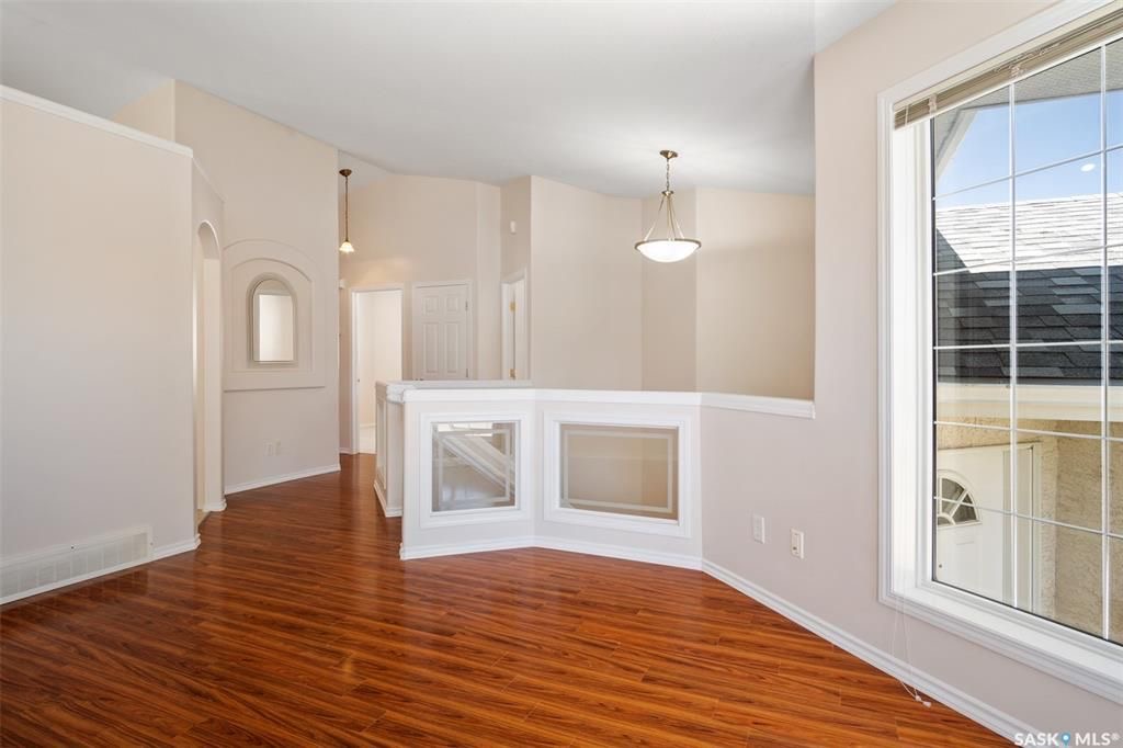 Arbor Creek小区2001年建1183尺5室3卫双层独立屋出售。位置佳，步行两所小学，近公园，交通便利。近期翻新瓦片（2021），部分复合地板（2021），墙面新刷漆。挑高天花板，多窗户，整个房子采光极佳，餐厅开阔。地下室配有大窗户，完全装修有两房一卫。后院背靠绿地，私密 - 3