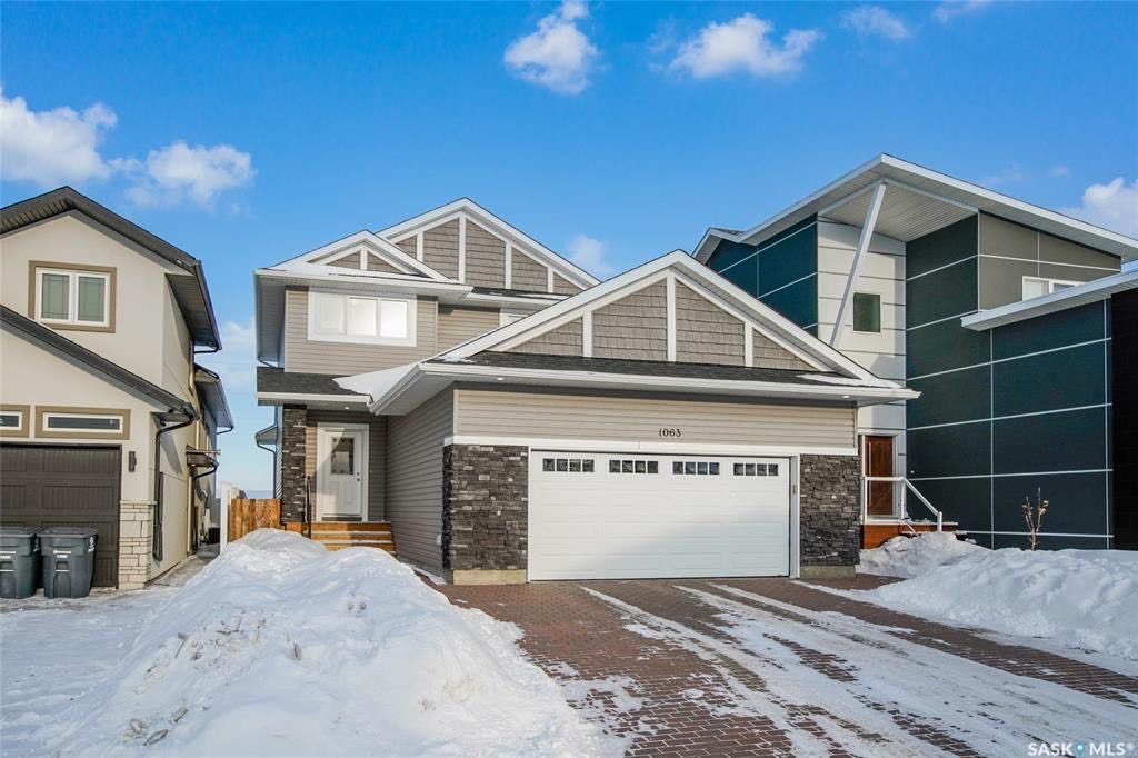 Evergreen小区4房4卫独立屋出售。可步行至两所Evergreen小学。 背靠私密绿化隔离带，采光极好，无遮挡视野好，一手房主，保养如新，不锈钢家电，大窗户，开放式大厨房带充足储物空间。二楼3个大房间，主卧带独立洗手间明卫。地下室专业装修有1房1多功能厅1卫。 - 4