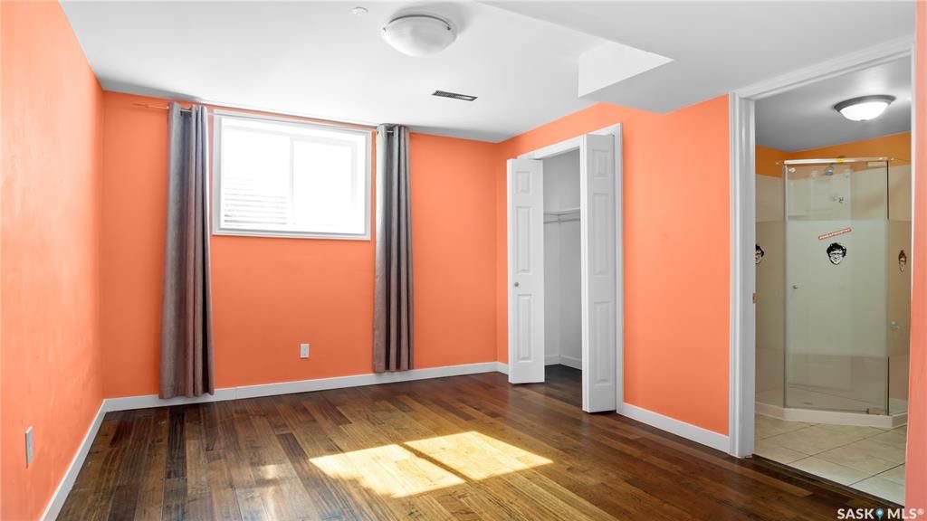 Eastview小区步行至小学及Market Mall 购物中心。5 房3卫 双厨房独立屋出售。保养极佳，更新有pvc节能窗户，瓦片，合成木地板，高效锅炉热水器，升级后院园林。主层3房一厅一卫。地下室独立出入口，独立厨房，两房一厅两卫。另有双车库。三车道。挂牌价格：$409900 - 9