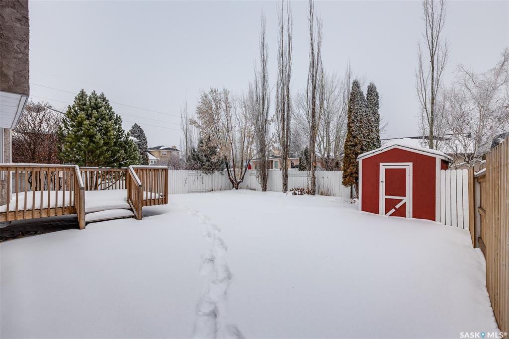 Lakeridge小区 步行200米到两所优质小学，1973尺 5房3卫独立屋出售，错层结构，良好保养，橡木橱柜，新漆墙面，大窗户多面朝阳采光，连房子双车库，安静路段，大地块，开价：$439000。有意请联系地产经纪Gary Gai 3063413677 微信：gary3677 - 18