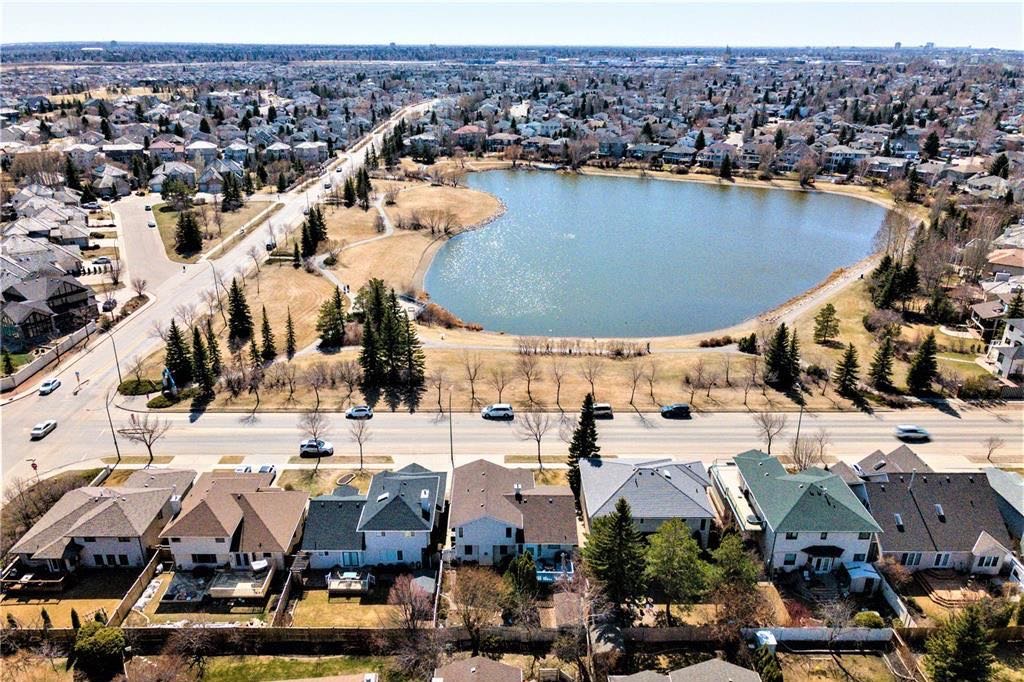 Erindale小区2016 尺湖景5房3厅独立屋出售。客厅和主卧可欣赏John Avant小湖公园，近Father Robinson和Dr John G Egnatoff小学。大窗户采光好，保养极佳，升级更新有：高效锅炉热水器（2018), 瓦片（2019），地板（2018 - 5