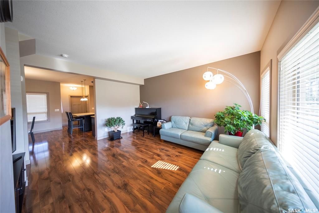 Evergreen 小区2013年建3房3卫联排别墅出售。房屋状况如新，可步行至小学和公园，近购物。一楼客厅宽敞明亮，9英尺层高，高级复合板地板，全花岗岩台面，枫木橱柜，厨房设备齐全。二楼洗衣房，超大主卧带完整洗手间和步入式衣柜。地下室未装修。带中央空调。私密后院，单车库外加一车 - 4