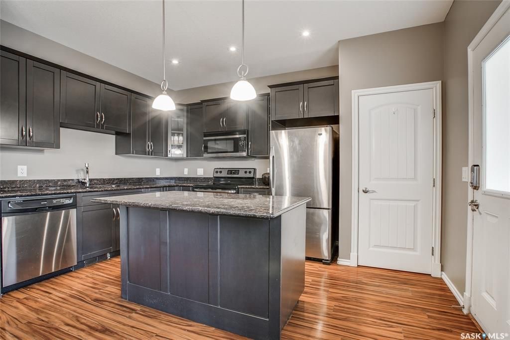 Willowgrove小区3房3卫联排出售。带独立私密小院，主卧带完整洗手间。步行百米小学，近高中，公园，购物。房屋保养佳采光好，高档装修：大理石台面，不锈钢家电，大尺寸房间，一车库一车位，地下室未装修。挂牌价格：$309900。详情请联系地产经纪Gary Gai 盖王睿 - 6