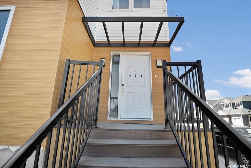 Aspen Ridge小区超大尺寸2016尺两层独立屋出售。好采光，保养如新，高档装修：9尺层高，实木地板，大理石台面，壁炉，不锈钢家电。主层有额外书房，二楼4个大卧室，地下室保温完成。带露台和独立双车库。挂牌价格：$499000。 有意请联系地产经纪Gary Gai 30634 - 5