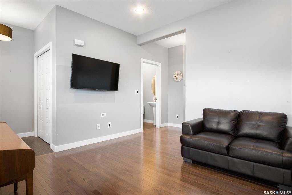 EVERGREEN小区2012年1265尺4房3卫双层独立屋出售。房屋位置佳，步行可达两所学校，公园购物，近高中，周围生活设施齐全。外墙采用石材装饰，一楼实木和瓷砖地板。客厅大窗户好彩光。厨房中岛大理石台面，全部不锈钢设备，多橱柜，带角柜，储物空间足。二楼三间全尺寸卧室。主卧外带 - 6