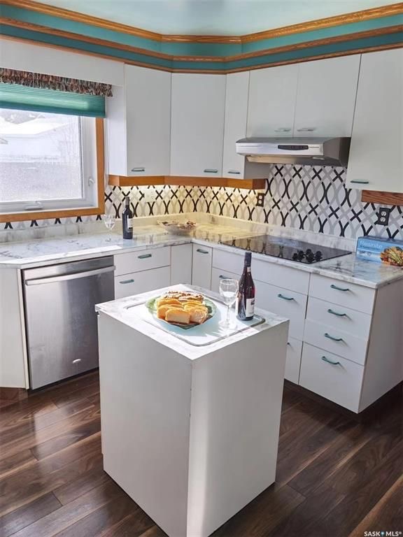 West College Park小区1797尺独立屋出售。位置位于小区核心安静街道，可步行到达双语小学，高中，8街购物等。5 房4卫3个大厅，地下室完全装修，主卧带独立洗手间，连房子双车库外加4车道。房屋门窗，地板，车库，厨房，外墙，室内墙面，瓦片，锅炉热水器大部分更新。后院宽 - 13