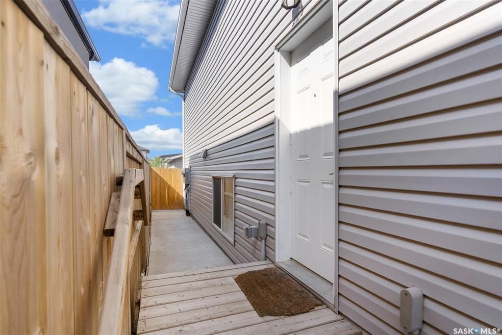 Evergreen小区1215尺错层独立屋出售, 本地西人业主，4房3卫，半地下室带合法出租1厅 1房间1卫分电表，独立出入独立洗衣烘干，另有1大活动空间用于主层住户使用，双车库外加1室外停车位，拐角地块多停车位，带露台，采光好，步行百米至两所小学及公园。 - 17