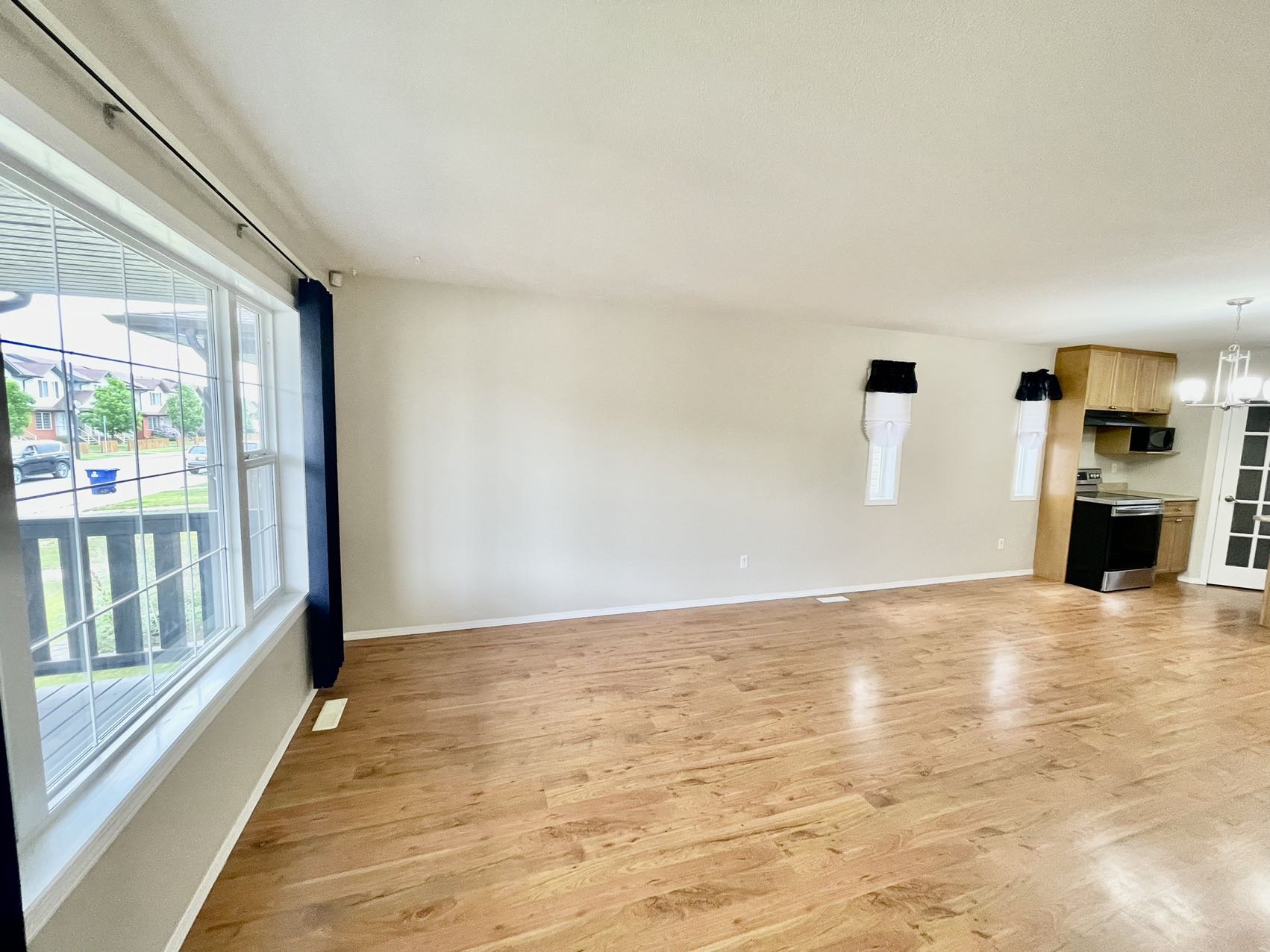 Willowgrove小区4房3卫两层独立屋出售1152尺，2007年建，本地业主，双车库带独立院子和大露台。合成板地板，枫木橱柜，带岛台和角柜，宽敞明亮客厅。2楼3房一洗手间，主卧带步入衣柜和水池梳妆台，地下室完整装修有一房一厅一卫。位置便利步行至小学，公园，超市购物。自住投资 - 5