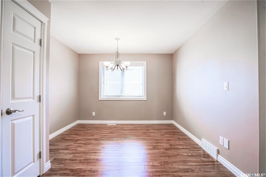 Stonebridge小区 1634 尺联排 4房4卫，安静边户，出售。大面积，挑高顶客厅，大窗户，厨房理石台面和不锈钢家电，主卧带独立洗手间。半地下室带大窗户。连房子单车库。步行可到小学，超市，公园。挂牌价格：$289000。详情请联系Royal LePage地产经纪Gary - 6