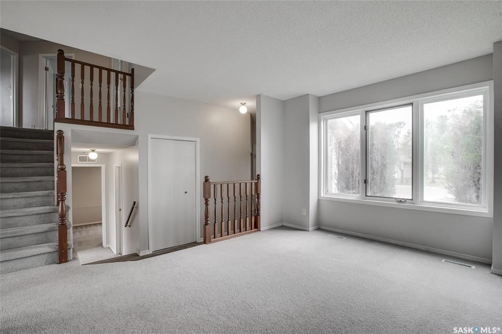 Erindale小区4房独立屋出售，位置便利步行近小学，高中，购物。带连房子双车库，半开放设计大窗户通透采光好。近年升级有热水器，洗衣烘干机，部分地板，屋顶瓦片，锅炉，洗手间等。全新刷漆。大院子保养好。挂牌价格 $389000。详情联系地产经纪Gary Gai 盖王睿 - 5