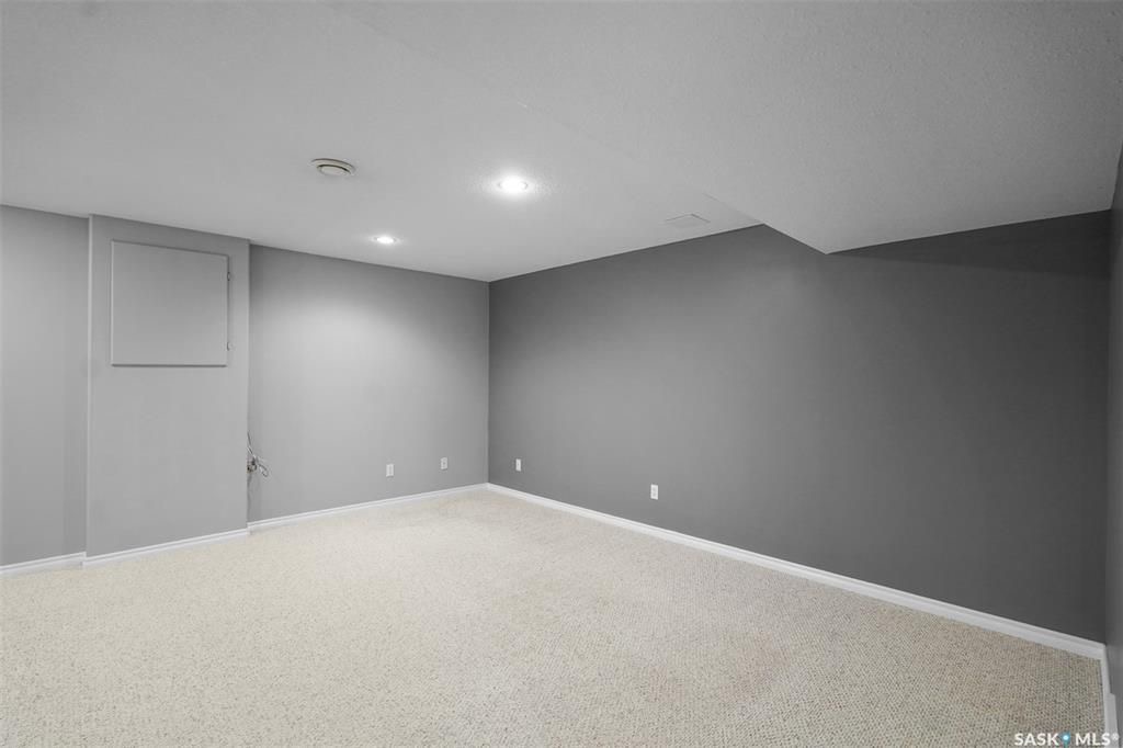 Briarwood小区私密联排出售3房3卫，安静边户多窗户采光好，安静私密绿地，背面没有邻居。二楼三个大尺寸房间，地下室装修有1超大多功能厅外加洗手间，保养如新，实木地板，升级橱柜，天然气壁炉，天窗，中央冷气等。挂牌价格 $285000。详情联系地产经纪Gary Gai 盖王睿  - 22