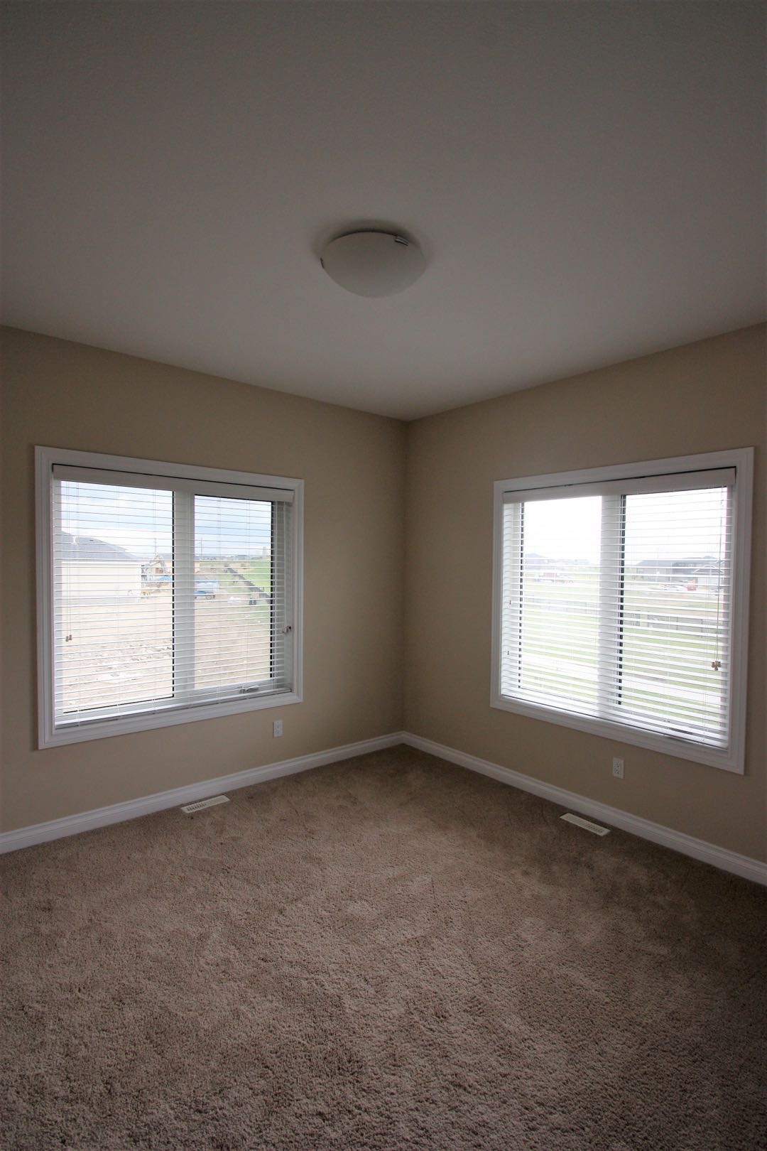 Evergreen小学对面2300尺4房4卫加一书房独立屋出租。2015年建，高档装修，双车库大院子。$2300/月。无家具。租客自付水电气。一年起租，不分租，不抽烟，不养宠物。希望租客干净整洁守约讲理。有意请联系 Gary Gai 3063413677 微信：gary3677 - 8