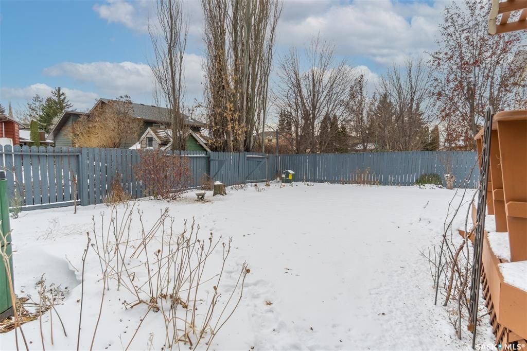 Lakeview小区1788尺独立屋出售。步行至两所小学（其中一所为法语小学），Lakeview人工湖公园。房屋采光好，保养佳，大量更新：实木地板，新窗户，露台门，天然气wolf炉灶和外排抽油烟机，家庭厅带嵌入式厨柜和天然气壁炉。二楼三个大卧室，主卧带独立洗手间，地下室有大活动厅 - 8