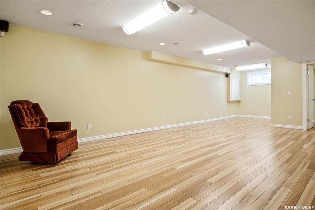 Willowgrove小区2005年建1532尺4室4卫双层独立屋出售，原D&S样板房。位置佳，地处安静街区，步行可达百年 高中，百米至两所小学，公园，购物中心，交通便利。房屋整体宽敞明亮，保养如新。砖墙特色天然气壁炉。实木和瓷砖地板，厨房枫木橱柜，且储物空间大，台面宽敞，不锈钢 - 8