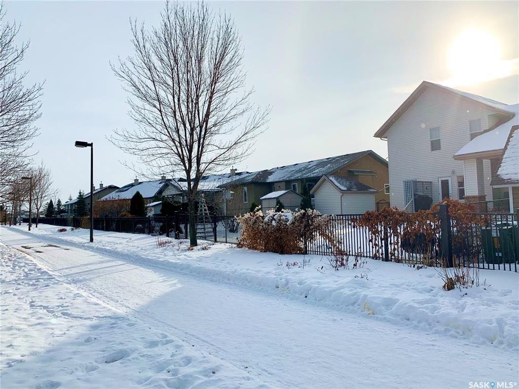 Briarwood小区核心路段两层独立屋出售，一手房本地西人房主，大地块，背靠公园绿地好风景。2007年建，保养如新。1630尺，4房3卫。高效锅炉热水器，一半瓦片新换。家具可议。开价：$499900。有意请联系地产经纪Gary Gai 3063413677 微信：gary367 - 16