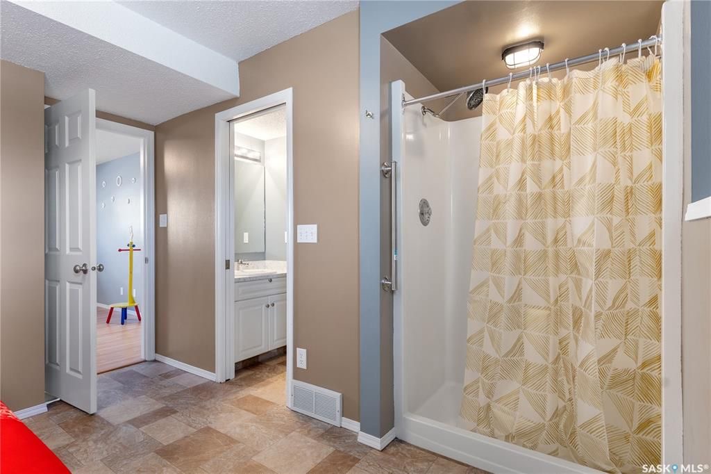 Wildwood小区错层边户联排出售。3房2卫连房子单车库外加室外双停车位，后院露台。主层挑高天花板，合成板地板，半地下室大窗户，近期更换高校锅炉和热水器。房屋保养优，采光好，近公园，学校，购物。挂牌价格 $305,000。详情联系地产经纪Gary Gai 盖王睿 3063413 - 22