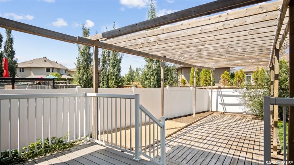 Briarwood小区超大2124尺2007年建3房3卫独立屋出售，大地块，安静成熟区，近公园，位置便利。高档装修：实木地板+枫木橱柜保养如新，大理石台面。二楼有3个大房间2卫。室内阳光充足明亮，另有1大多功能厅。大院子连房子双车库。地下室未装修,房屋保养好。挂牌价格 $5650 - 9