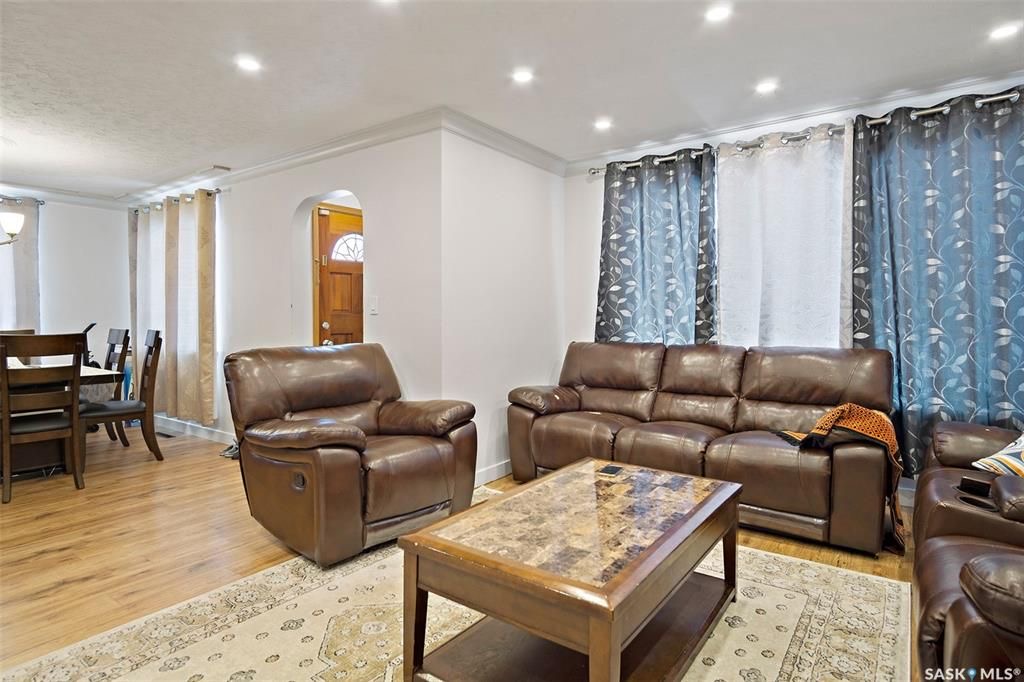 大学区近8街1312尺错层独立屋出售。本地人业主，5房3卫3厨房共3个出租套间区域。一楼3房一厅一卫套间（租金$1300/月），半地下室2个套间2个厨房 （租金$1200/月）。独立出入口。外带双车库。近期更新有：地板，橱柜，洗手间，水管，热水器，洗手台等洁具。适合投资或者自住楼 - 4