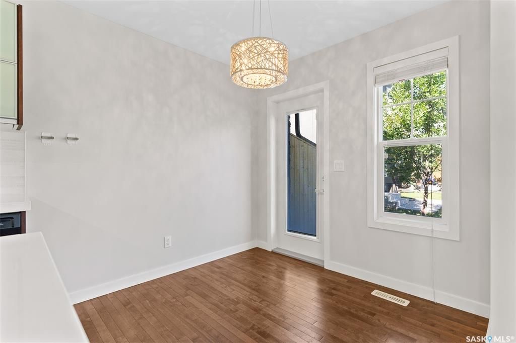 Willowgrove小区多窗大边户1340尺 3房3卫地下室装修安静联排出售。2013年建，步行至小学，购物，公园。背靠私密绿地，好采光，高档装修，新换地板，大理石台面，现代橱柜，不锈钢家电。全新刷漆。二楼3个大房间尺寸足，洗手间带天窗好采光。地下室完全装修有一个大家庭厅一个独 - 14