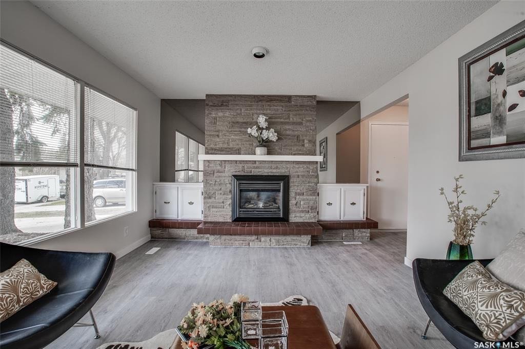 Brevoort Park 平层独立屋出售。步行至两所小学（St Matthew School & Brevoort Park School)，近两所中学(Holy Cross  High School & Walter Murray Collegiate) 8街购物。4房2卫 - 5