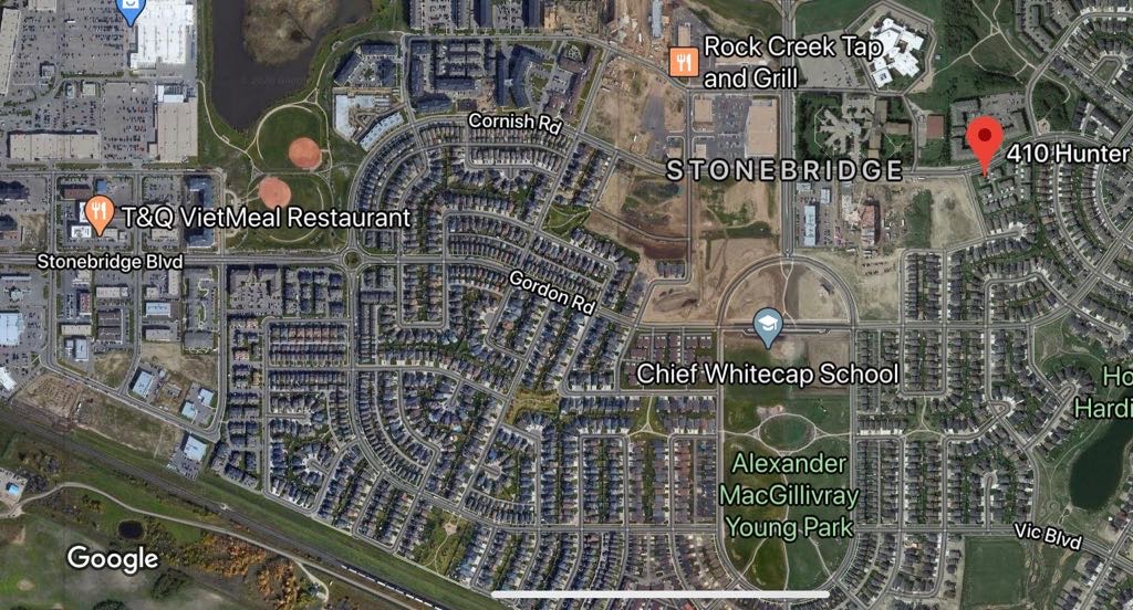 Stonebridge 小区2012年建，接近1245尺3房2卫联排出售，步行百米至Stonebridge小学，公园，附近购物，开发式设计多窗户好彩光餐厅客厅，二楼3个大房间，地下室未装修。连房子单车库外加一个地上车位。房屋保养好。挂牌价格：$264900。详情请联系Royal - 3