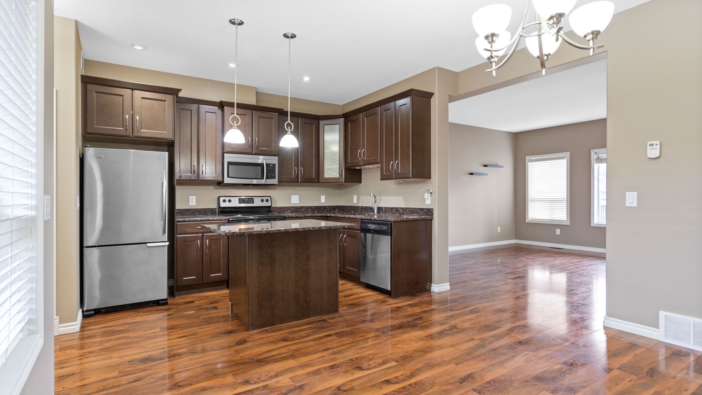 Willowgrove小区2012年建1315尺2房3卫联排别墅出售。房屋年代新，步行百米至两所小学和公园，近百年高中，近购物中心。一楼朝阳自然光充足，客厅宽敞明亮。9英尺挑高，高级复合板地板，全花岗岩台面，枫木橱柜，不锈钢厨房设备。二楼2个超大卧室均带独立洗手间和步入式衣柜。地 - 15