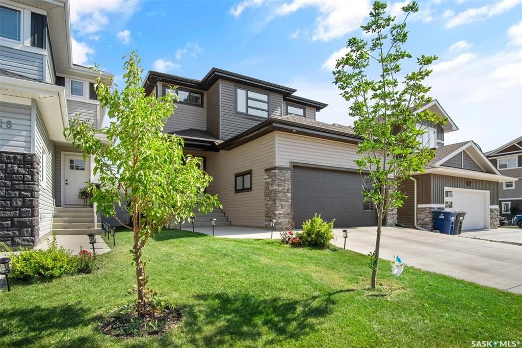 Brighton小区2019年建近2000尺4房4卫独立屋出售！院子私密不靠邻居，步行至公园，购物，及未来规划小学。1 楼9尺层高，带独立书房，开放式设计客厅带壁炉，厨房大理石台面，背景砖，高级不锈钢家电，带独立角柜。大窗户好朝向好彩光。二楼3个大卧室外加超大多功能厅，大主卧带步 - 6