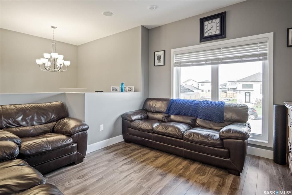 Aspen Ridge小区1165尺错层独立屋出售，本地西人业主，6房3卫，半地下室大窗带合法出租1厨1厅 2房间1卫分电表，独立出入独立洗衣烘干，独立热水器换风系统，另有1大厅或者房间用于主层住户使用，高档装修，全屋9尺，大理石台面，升级厨柜，双车库，拐角地块多停车位，带顶露台 - 9