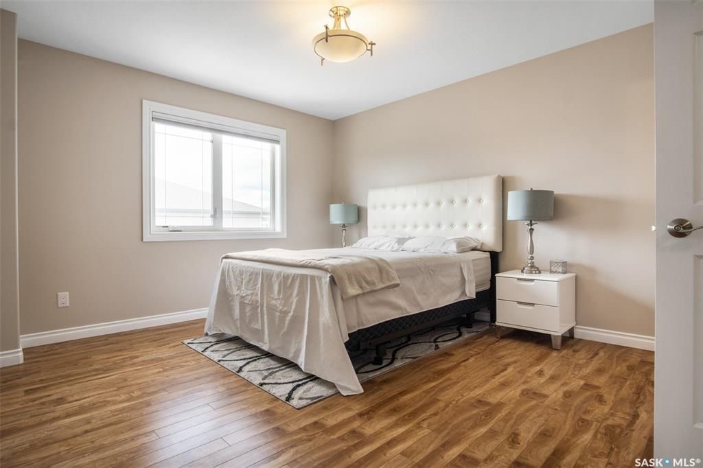 Stonebridge小区3房4卫边户联排出售。近1500尺超大面积，步行至周围小学，公园，购物。大厅12尺挑高，全屋大部分合成板地板，厨房枫木橱柜大理石台面，超大主卧带步入式衣柜和独立洗手间，半地下室完全装修好一房间/活动厅，大窗户外加洗手间。室外带一个大露台，连房子车库。位置 - 19