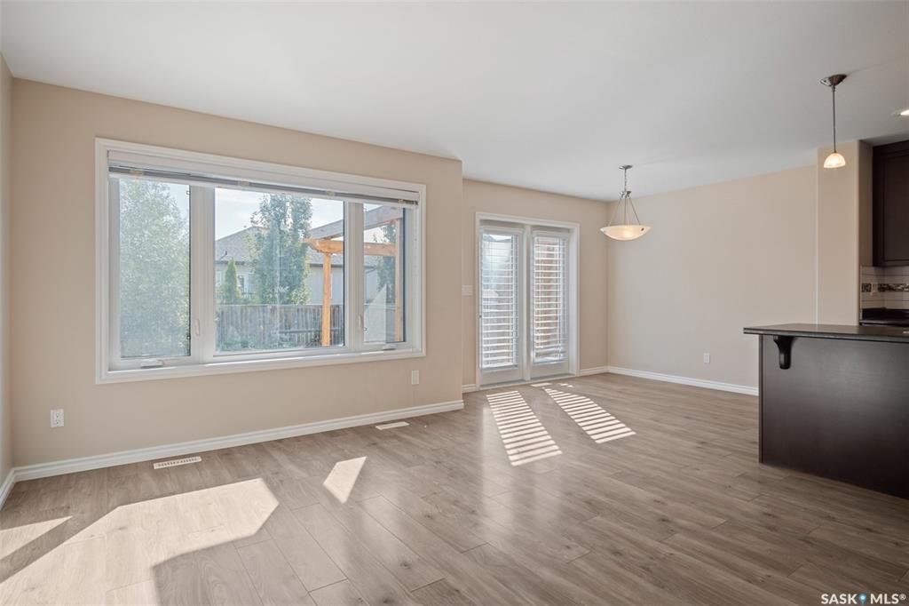 Stonebridge小区2014年3房3卫双层独立屋出售。位置处于小区核心极为便利，步行距离有两所小学，近超市，近公园。一楼客厅宽敞明亮，厨房大尺寸中岛，以及非常充足的储物空间。二楼三个大尺寸房间，两个洗手间。主卧内有洗手间以及大衣橱。地下室未装修，连房双车库，已做好保温层。后 - 7