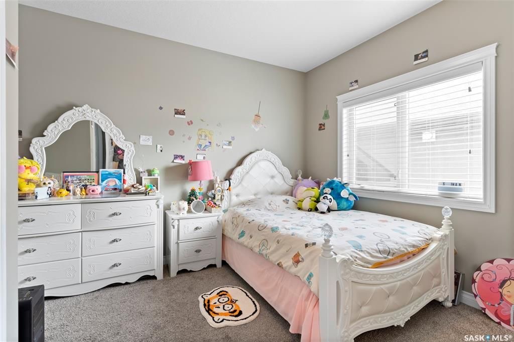 Evergreen小区近1500尺Jaylin Homes建商错层独立屋出售，5房3卫2书房，半地下室带合法出租2房1厅1厨1卫分电表，独立出入独立洗衣烘干，另有1房1厅1书房空间用于主层住户使用，高档装修，连房加大尺寸双车库，超大扇形地块，免维护带棚露台，三层窗户。主层9尺高天 - 13