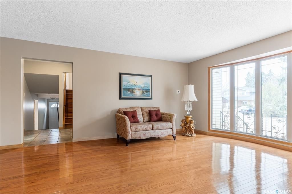 College Park小区近学校近八街安静好地段2274尺独立屋出售。4 房4卫3厅，错层结构。房屋宽敞明亮，实木/软木地板，更新升级厨房台面橱柜，朝南阳光房/正餐厅。二楼房间尺寸大全木地板；主卧带独立洗手间。地下室有超大活动空间，水吧台，洗手间，另有独立工作室。所有大件设备均 - 12