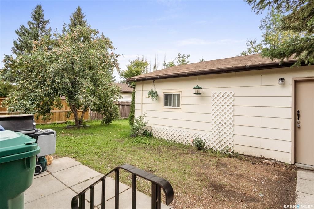 LAKERIDGE小区1984年建3室2卫独立屋，995尺。可以步行至附近商业购物方便，近小学，近公园。房屋保养好。一楼整体设计合理，客厅有大飘窗，自然光充足，宽敞明亮。功能型厨房，台面面积大。一楼三间大面积房间，主卧内充足空间可以外加额外洗手间。地下室已装修，一个大家庭房，两间 - 8