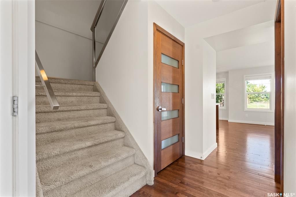 Willowgrove小区多窗大边户1340尺 3房3卫地下室装修安静联排出售。2013年建，步行至小学，购物，公园。背靠私密绿地，好采光，高档装修，新换地板，大理石台面，现代橱柜，不锈钢家电。全新刷漆。二楼3个大房间尺寸足，洗手间带天窗好采光。地下室完全装修有一个大家庭厅一个独 - 6