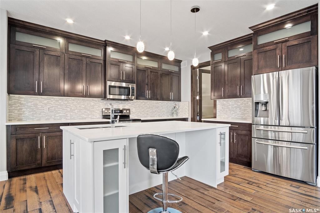 EVERGREEN小区2014年新建2197尺4房4卫1书房1多功能厅双层独立屋（外加地下室合法独立出租套间） 出售。房屋位置佳，位于两所小学正对面，步行公园，周围生活设施齐全。高档装修，一楼实木和瓷砖地板，枫木橱柜，石英石台面。一楼除餐厅客厅外，还有一间大尺寸书房。二楼共三间全 - 6