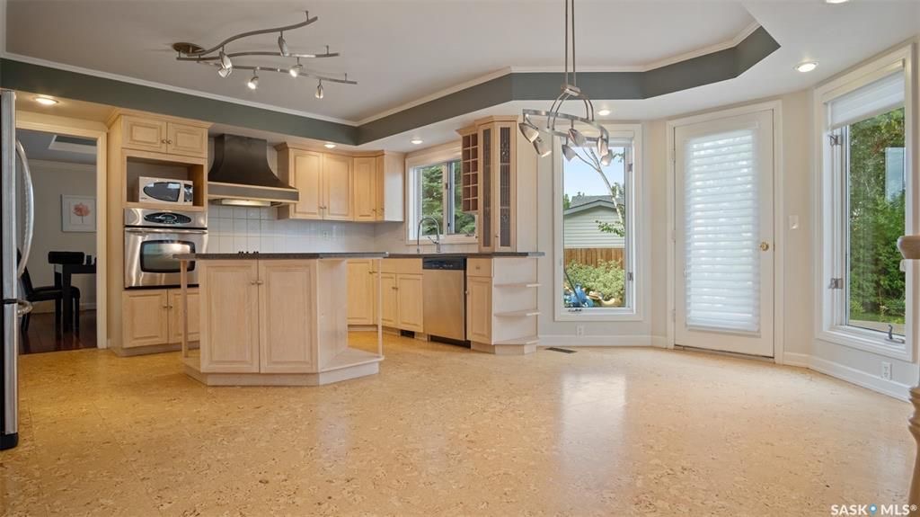 Lakeridge小区10810尺地块，2859尺4房4卫1书房独立屋出售。安静扇形内街。步行可达公园和学校。极好的采光，家里各处大量的窗户，和5个天窗。一楼两个客厅，挑高顶，半开放式大厨房， 书房（可做房间）二楼有4个大尺寸卧室，超大主卧，有步入式衣柜，主卧卫生间带按摩浴缸。 - 6