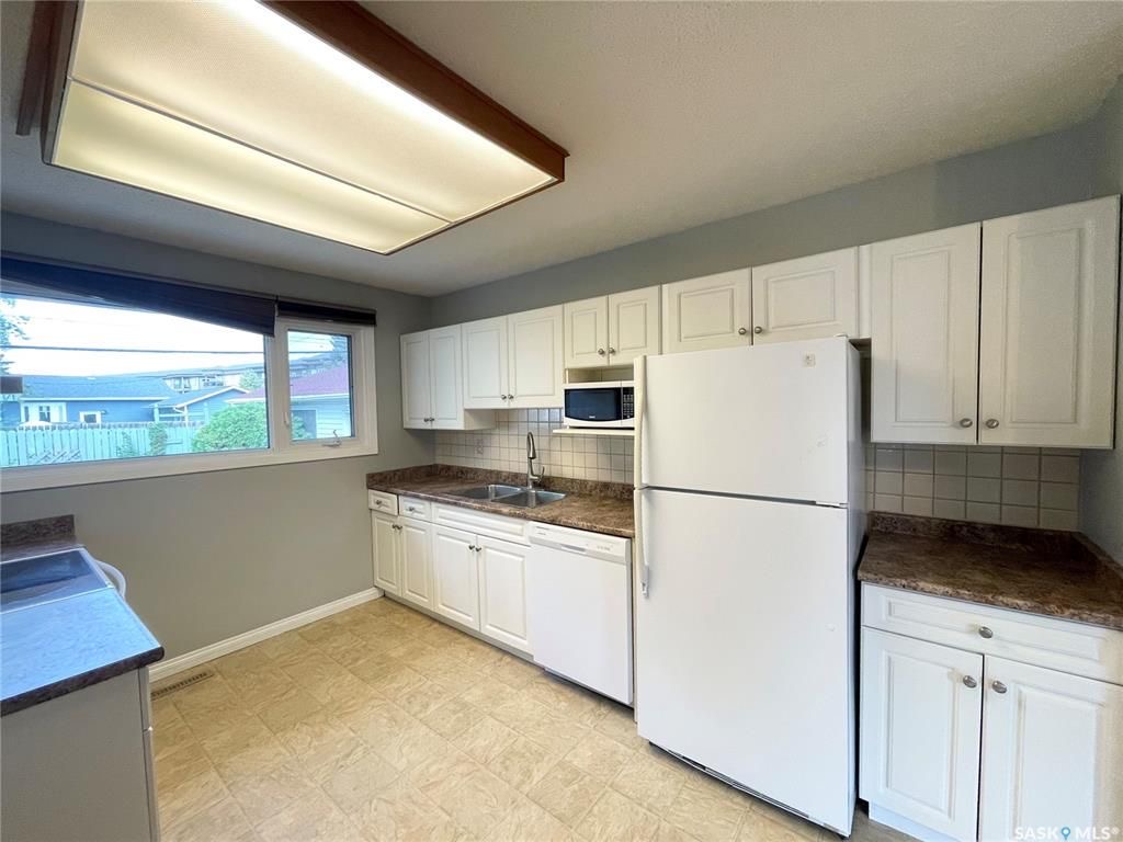 核心路段5房2卫大地双车库独立屋出售。步行百米至8街Greystone小学公园，8街Superstore购物。房屋近期升级有：PVC 窗户，合成木地板，橱柜，洗手间，热水器，屋顶瓦片。 地下室有独立出入，大窗户2房1厅1卫。水吧台带mini炉灶。可自住或投资出租。挂牌价格：$35 - 11