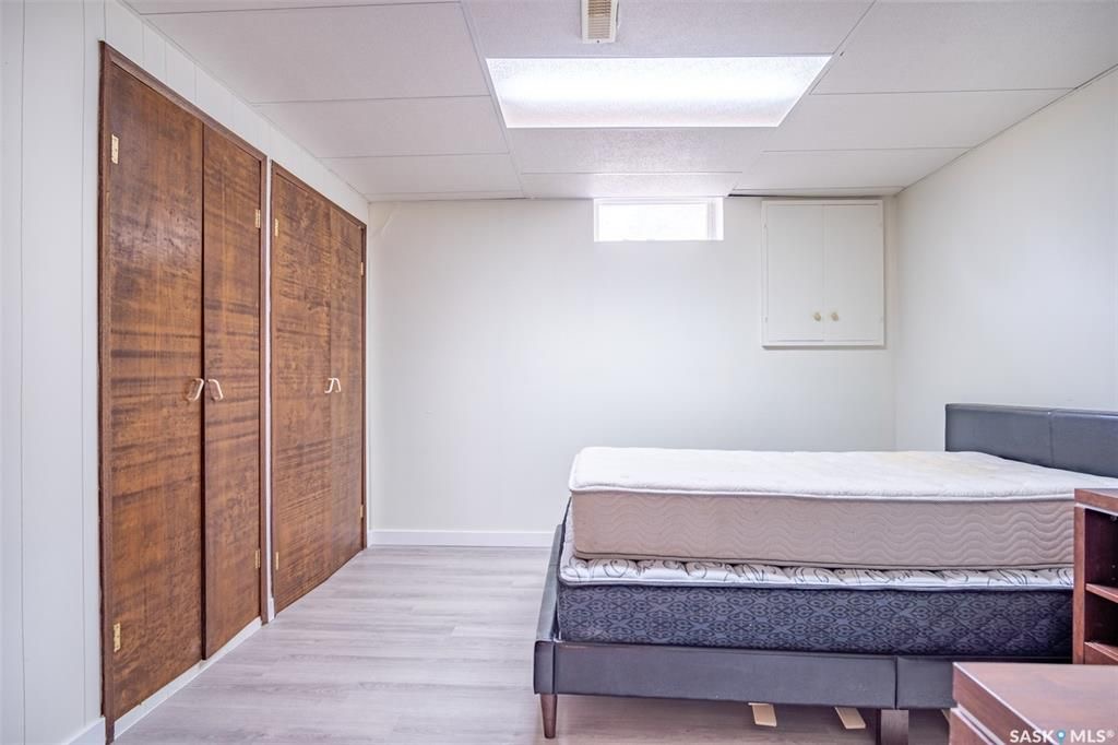 WILDWOOD小区1300尺4房3卫厅大平层独立屋出售，位置便利，近小学高中，周边配套设施齐全。 2013年新换瓦片，全新地板，近期更新了墙面，中央空调，浇水管道等其他设备。一楼功能性强好格局，地下室有装修好的娱乐休息区及卫生间。大面积后院和一个大露台，私密性强。 - 9