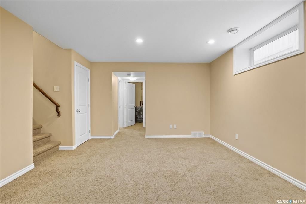 Stonebridge小区4房3卫独立屋出售。面对小学公园好景色。1464尺大空间开放式设计，枫木橱柜，不锈钢家电，收纳角柜，2 楼3个大卧室，主卧带独立洗手间。地下室完全装修有1房间1大活动厅。大后院带独立露台，双车库。另有中央空调，中央吸尘，加湿器，换风系统，垃圾粉碎机，前露 - 19