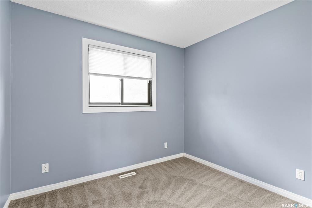 Sutherland小区4 房3卫联排出售。本地人业主，位置便利，近大学。连房子单车库外加一个室外车位。大窗户明亮，新不锈钢家电，新合成板地板和部分地毯，地下室完整装修有一房一厅一简易厨房水吧，另外带一独立露台。房屋近期更新，维护好。挂牌价格：$235000。 有意请联系地产经纪 - 14