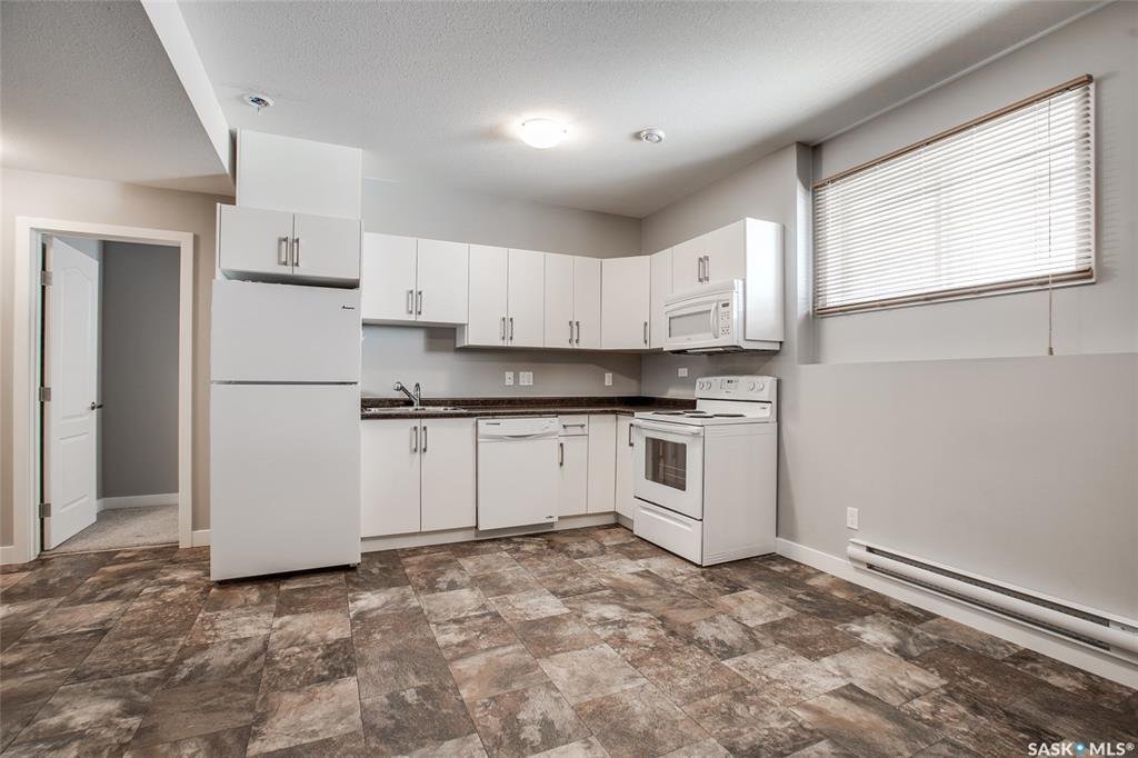 位于Evergreen小区，步行至小学，2014年建1650尺Bi Level错层独立屋含2室一厅合法出租地下室，出售。 保养如新，大窗户采光好，高档装修，地下室有额外活动空间和洗手间用于房主使用，外加地下室两房合法出租套间。前后院完全完工，免维护假草坪大露台（超过$4万成本)。 - 7