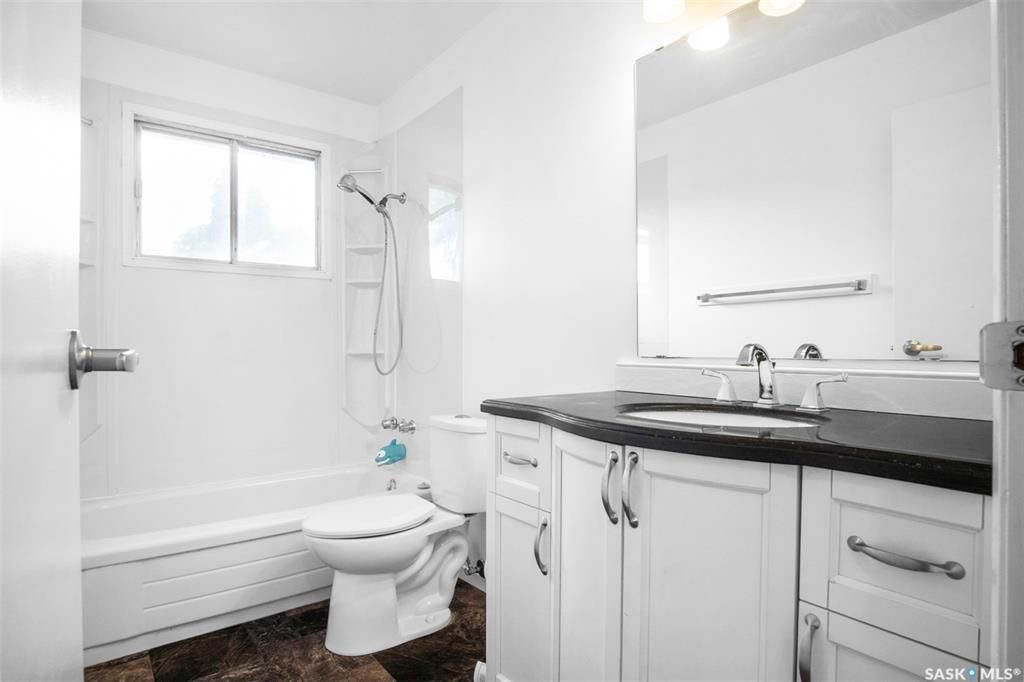 Wildwood小区错层结构3房2卫独立屋出售。位置优越，步行至Central Mall ，8街购物，学校，公园。全新刷漆，更新枫木厨房，更新窗户，屋顶瓦片，洗手间翻新。私密成熟大后院，连房子单车库外加双车道停车。房屋格局采光好。挂牌价格：$379000。详情请联系地产经纪Gar - 18