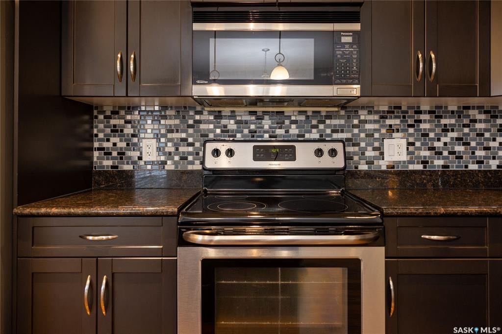 Willowgrove小区4房4卫双车库联排出售。带独立私密小院，主卧带完整洗手间。步行百米小学，近高中，购物。房屋保养佳采光好，高档装修：大理石台面，不锈钢家电，大尺寸房间，一车库一车位，地下室专业装修。挂牌价格：$339000。详情请联系地产经纪Gary Gai 盖王睿 - 7